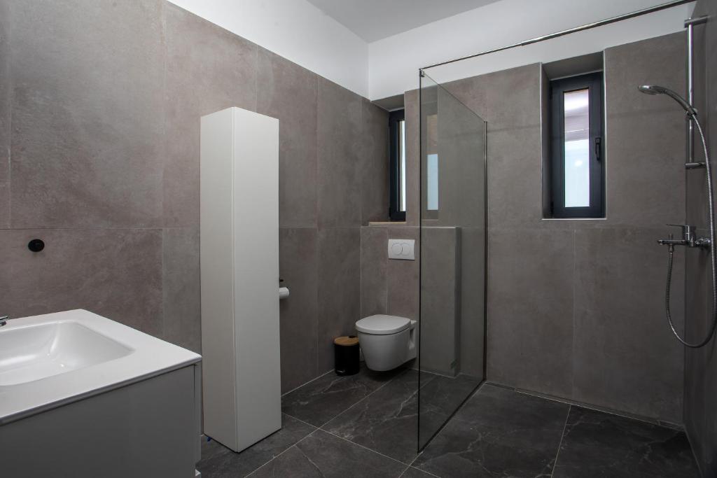 Modernes Badezimmer mit Regendusche